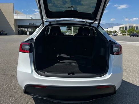 Used 2021 Tesla Model Y Long Range AWD/4WD image 31