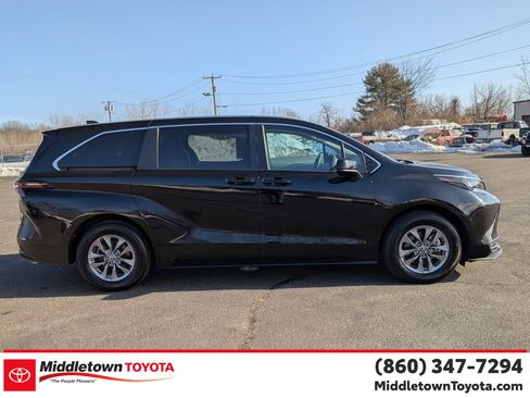 Used 2024 Toyota Sienna LE image 2