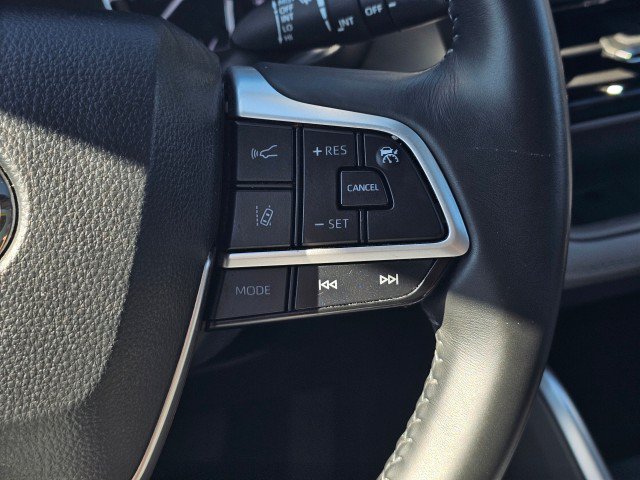 Used 2022 Toyota Highlander XLE AWD/4WD image 33