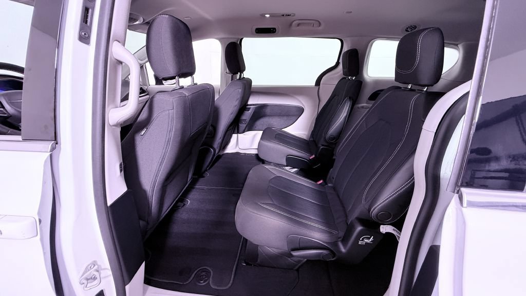 Used 2023 Chrysler Voyager LX FWD image 17
