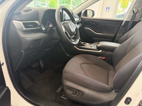 Used 2022 Toyota Highlander L FWD image 11