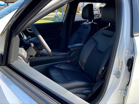 Used 2026 Jeep Compass Latitude image 9