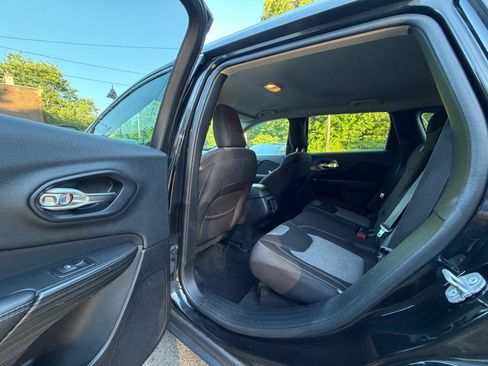 Used 2014 Jeep Cherokee Latitude w/ Comfort/Convenience Group FWD image 23