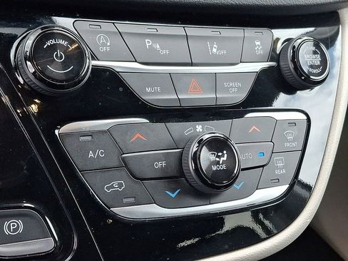 Used 2024 Chrysler Pacifica Touring-L FWD image 16