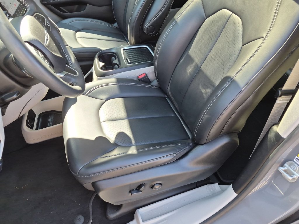 Used 2023 Chrysler Pacifica Touring-L AWD/4WD image 24