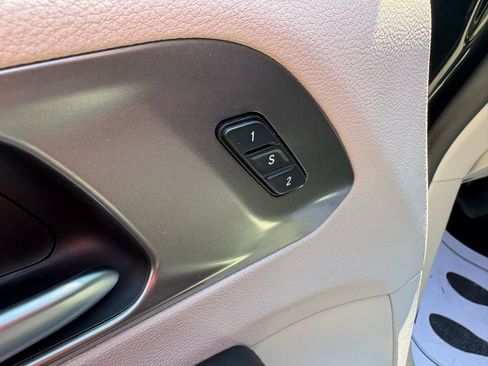 Used 2017 Chrysler Pacifica Limited w/ UConnect Theater Package FWD image 12