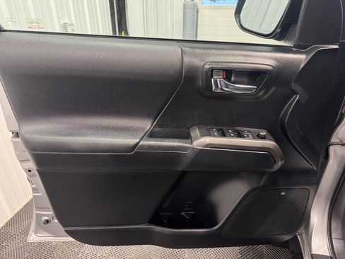 Used 2016 Toyota Tacoma TRD Off-Road image 8