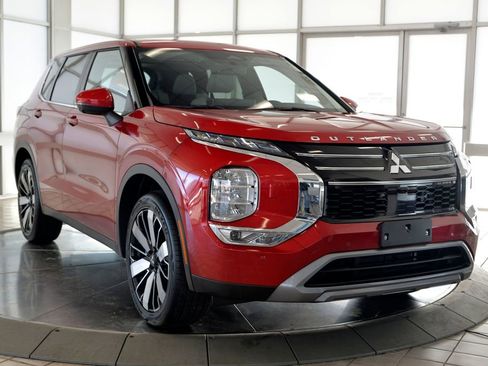 Used 2025 Mitsubishi Outlander SE image 2