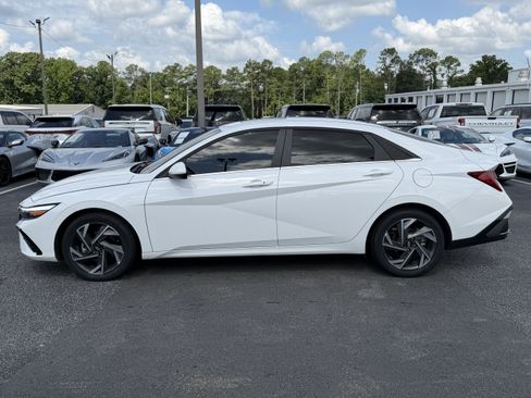 Used 2025 Hyundai Elantra SEL FWD image 8