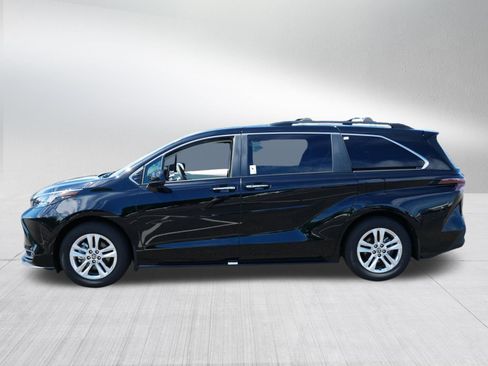 Used 2025 Toyota Sienna XLE w/ XLE Plus Package AWD/4WD image 4
