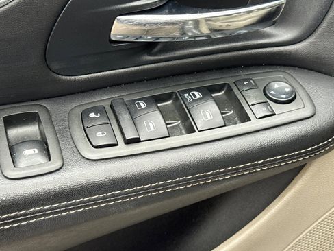 Used 2013 Chrysler Town & Country Touring image 14