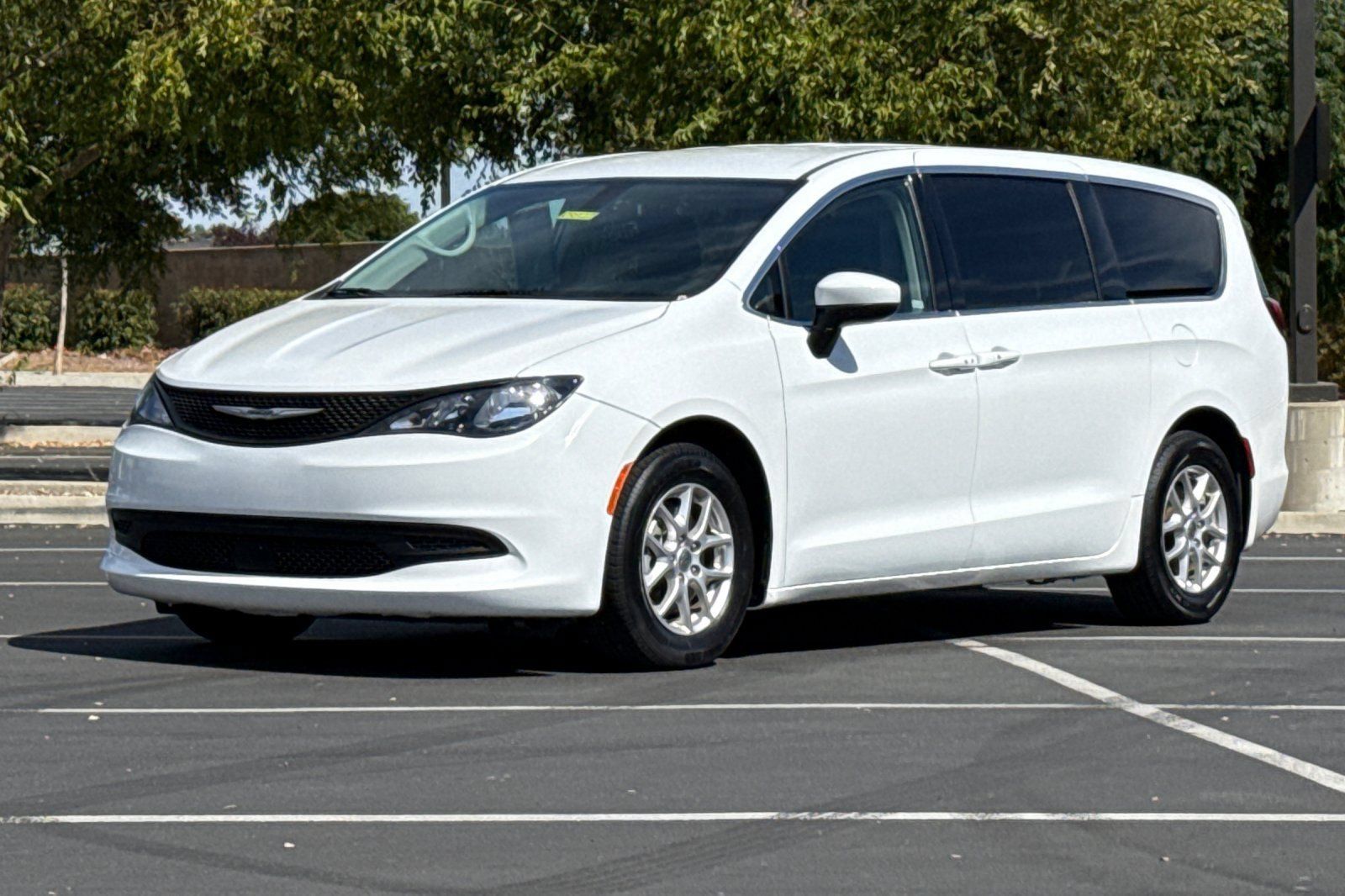 Used 2022 Chrysler Voyager LX FWD image 16