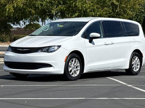 Used 2022 Chrysler Voyager LX FWD image 16