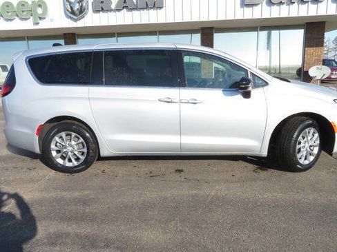 New 2026 Chrysler Pacifica Select image 1