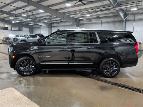 Used 2023 GMC Yukon XL SLT w/ SLT Premium Package image 5