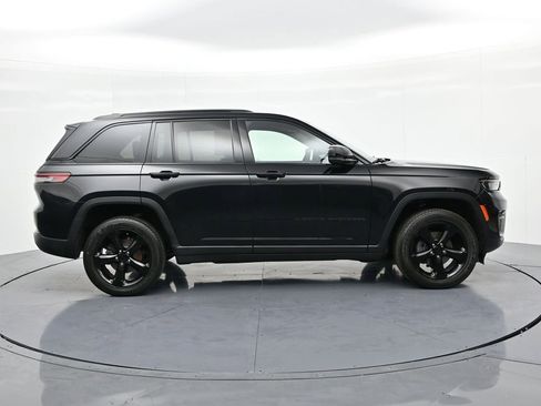 Used 2023 Jeep Grand Cherokee Altitude image 5