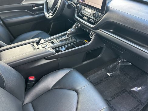 Certified 2024 Toyota Grand Highlander FWD image 18