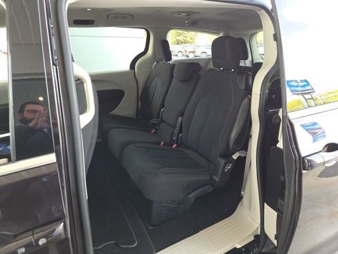 Used 2017 Chrysler Pacifica LX image 87