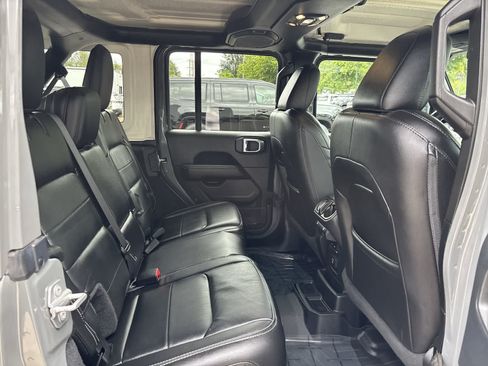 Used 2019 Jeep Wrangler Unlimited Sahara AWD/4WD image 7