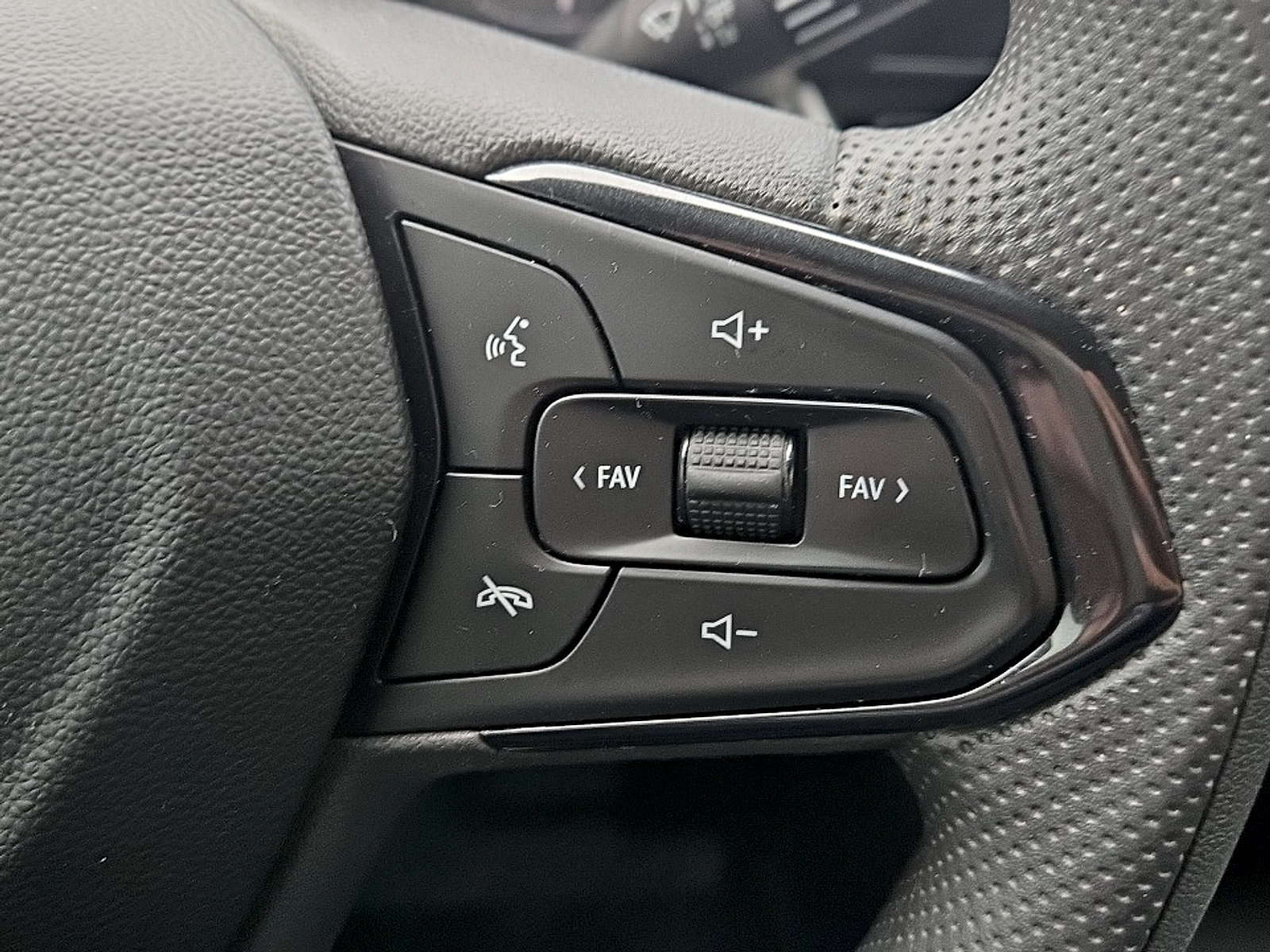 Used 2024 Chevrolet Trax LS w/ LS Convenience Package FWD image 14