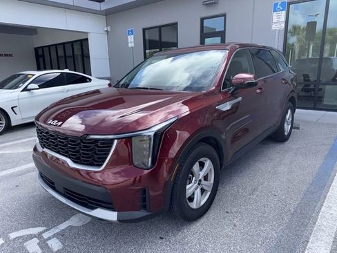 Used 2025 Kia Sorento LX FWD image 1