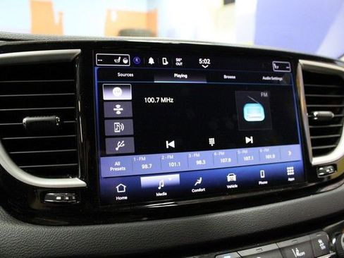 Used 2024 Chrysler Pacifica Touring-L FWD image 26