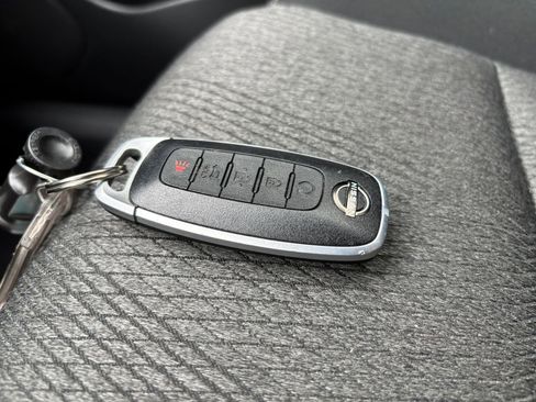 Used 2025 Nissan Rogue SV image 18