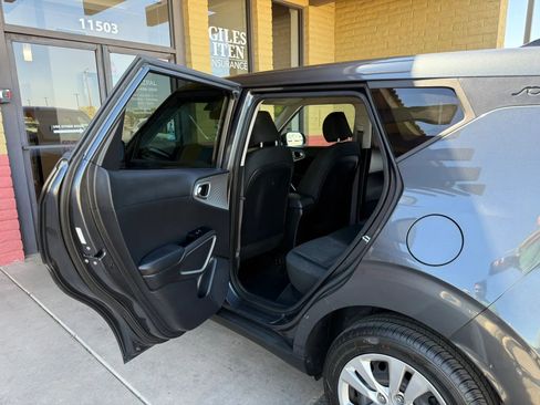 Used 2021 Kia Soul LX image 19