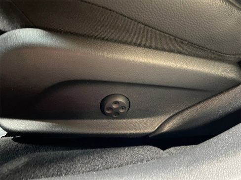 Used 2017 Mercedes-Benz E 300 4MATIC image 26