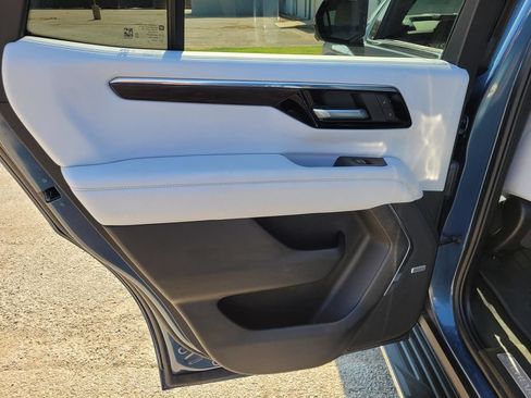Used 2025 Chevrolet Tahoe Premier AWD/4WD image 17