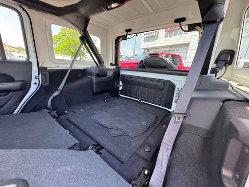 Used 2025 Jeep Wrangler Unlimited Sahara AWD/4WD image 17