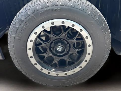 Used 2017 Nissan Titan SV AWD/4WD image 34