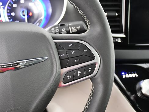 Used 2024 Chrysler Pacifica Touring-L FWD image 14