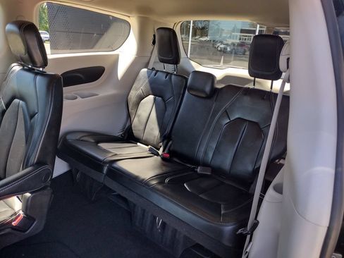 Used 2023 Chrysler Pacifica Touring-L FWD image 9