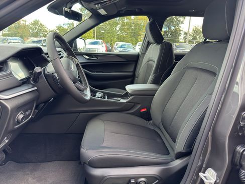 New 2025 Jeep Grand Cherokee Laredo image 11