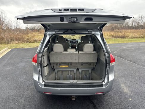 Used 2014 Toyota Sienna XLE image 26