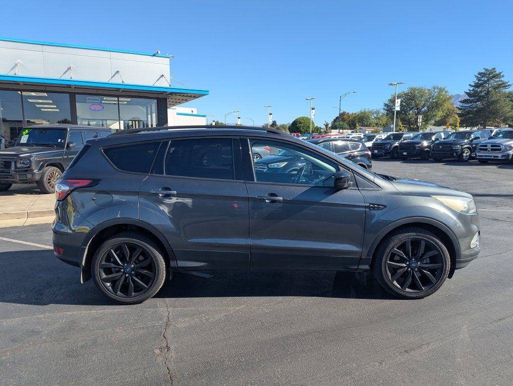 Used 2018 Ford Escape SE w/ SE Sport Appearance Package AWD/4WD image 2