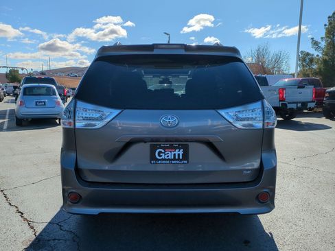 Used 2018 Toyota Sienna SE image 5
