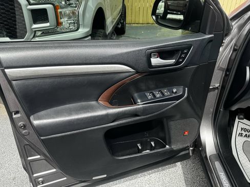 Used 2019 Toyota Highlander Limited AWD/4WD image 11