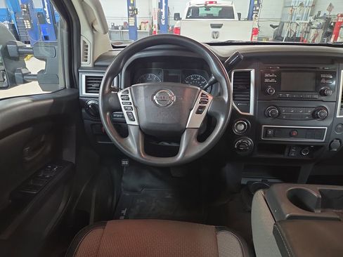 Used 2018 Nissan Titan S image 14