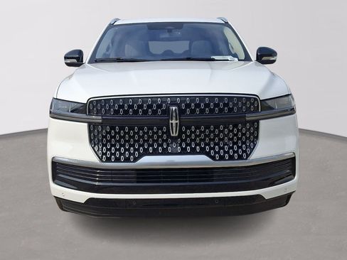 Certified 2025 Lincoln Navigator Reserve AWD/4WD image 2