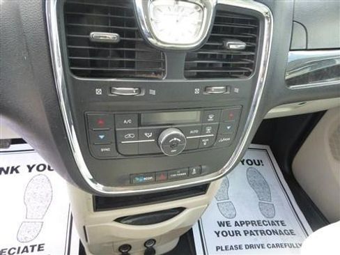 Used 2013 Chrysler Town & Country Touring w/ Trailer Tow Group image 11