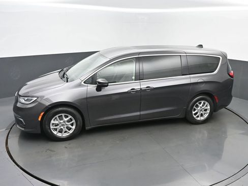 Used 2023 Chrysler Pacifica Touring-L FWD image 37