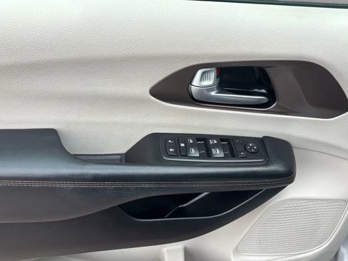 Used 2017 Chrysler Pacifica Touring-L FWD image 10