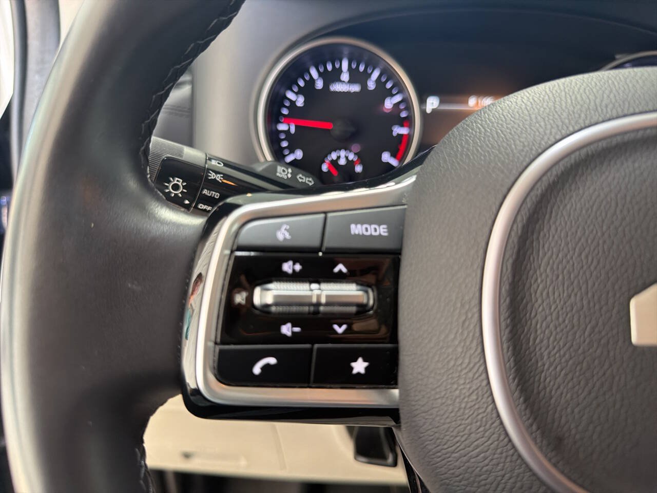 Used 2024 Kia Carnival LX FWD image 13