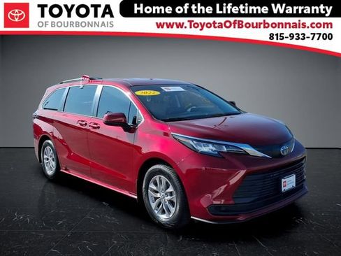 Used 2022 Toyota Sienna LE AWD/4WD image 1