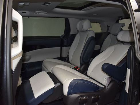 Certified 2025 Kia Carnival SX Prestige image 10