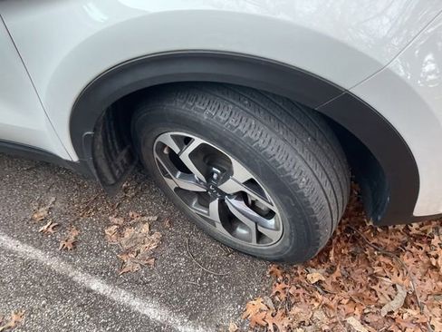 Used 2021 Kia Sportage LX image 3