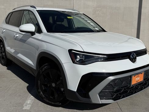 Certified 2025 Volkswagen Taos SE image 1