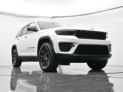 Certified 2024 Jeep Grand Cherokee Altitude image 47